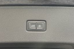 Sininen Audi Q8 2023 kuva 37.