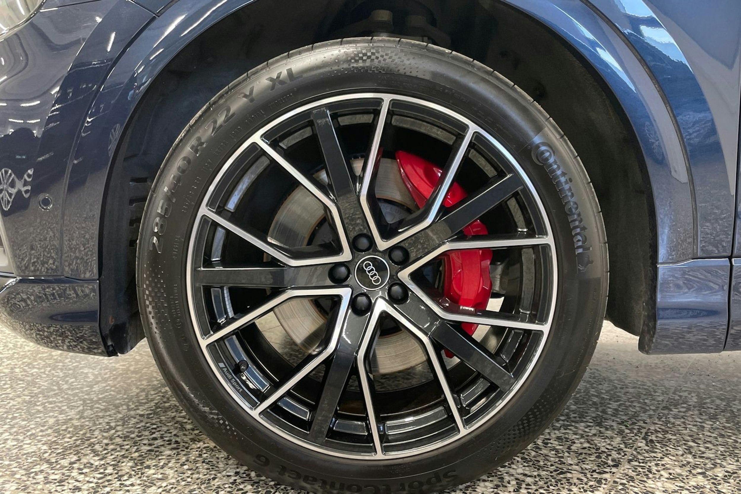 Sininen Audi Q8 2023 kuva 38.