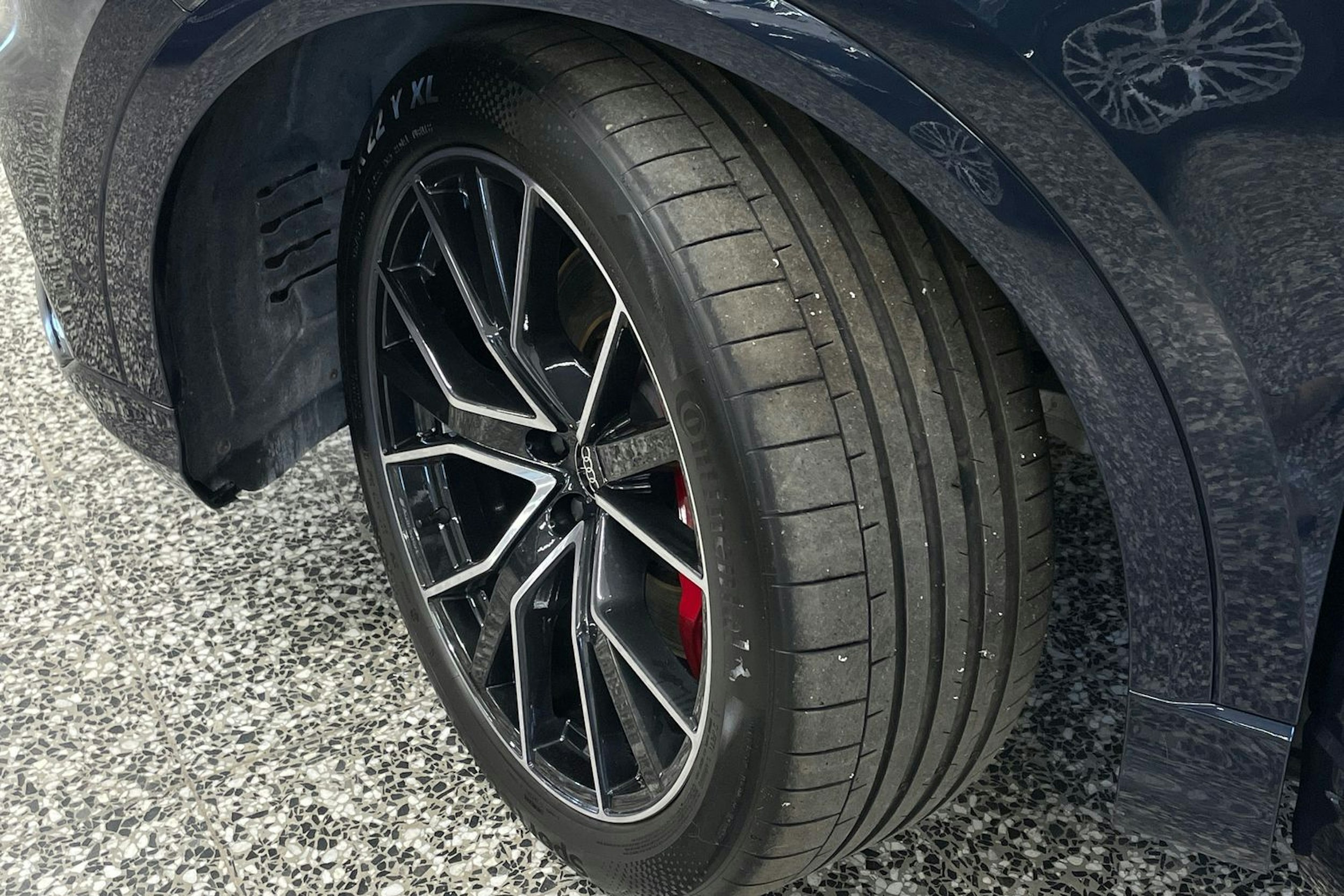 Sininen Audi Q8 2023 kuva 39.