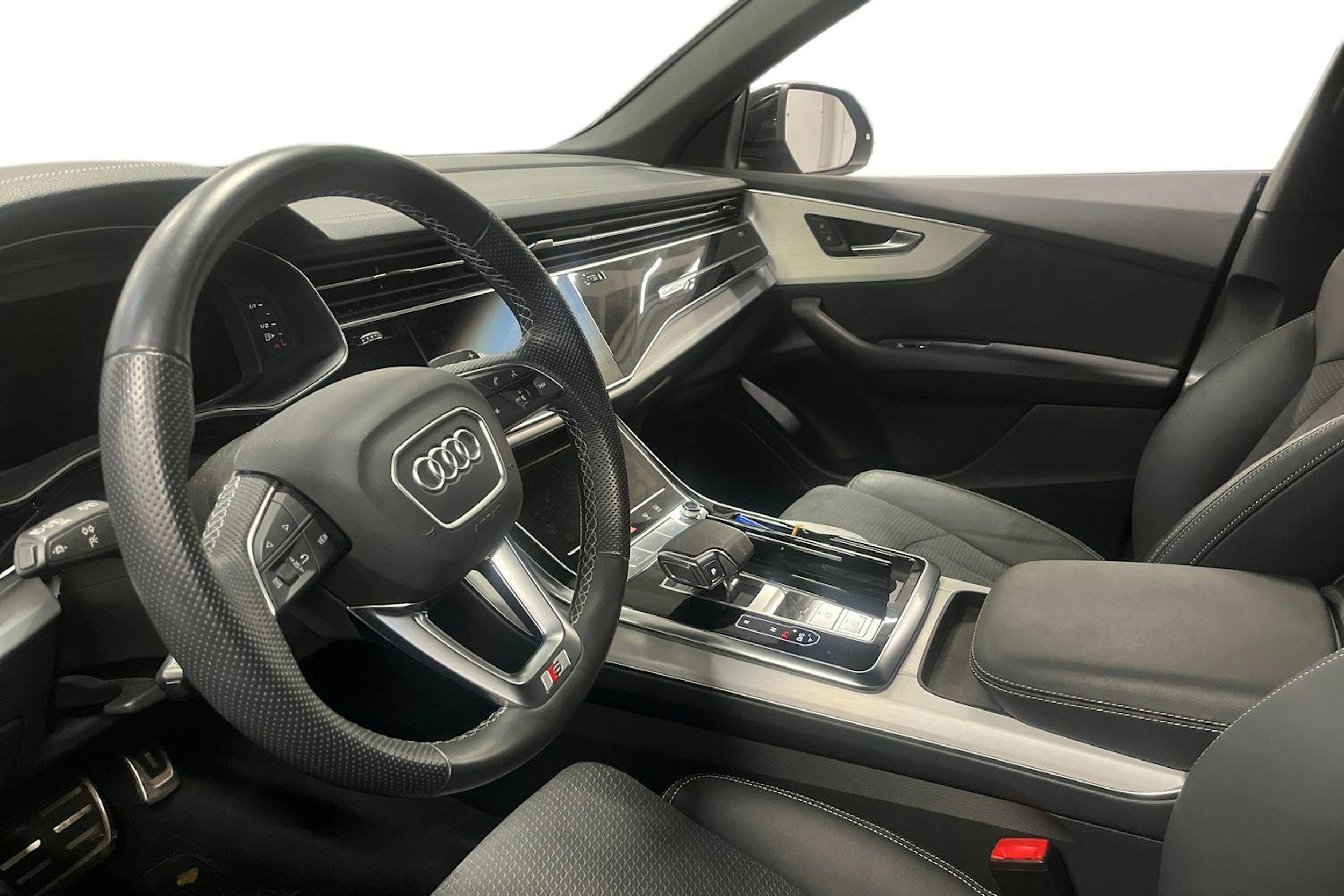 harmaa Audi Q8 2023 kuva 3.