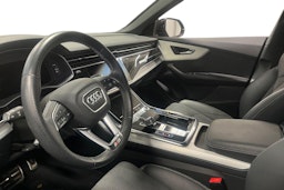 harmaa Audi Q8 2023 kuva 3.