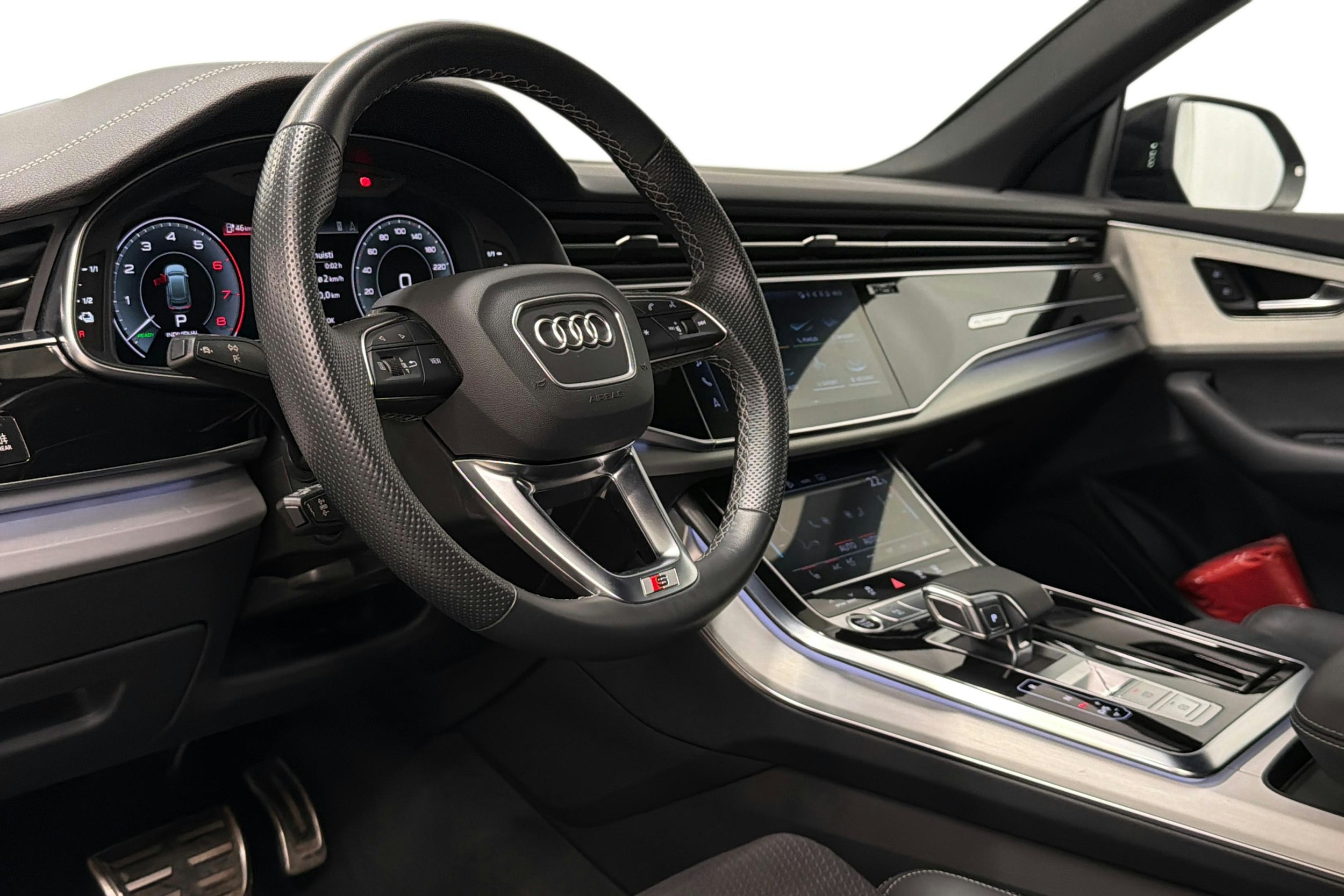 harmaa Audi Q8 2023 kuva 7.