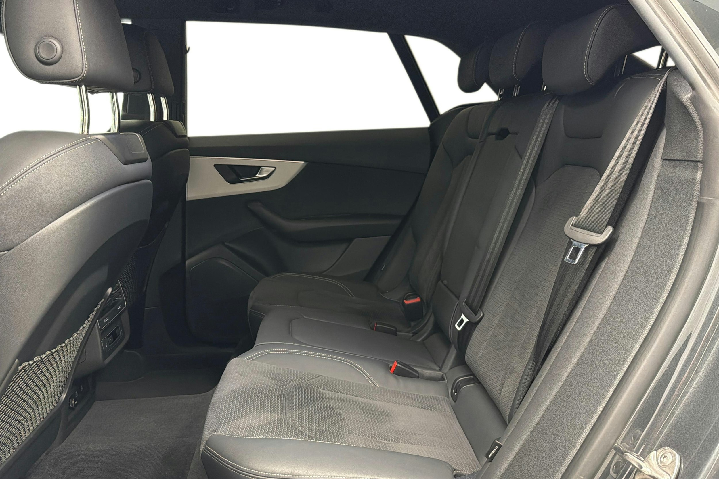 harmaa Audi Q8 2023 kuva 10.