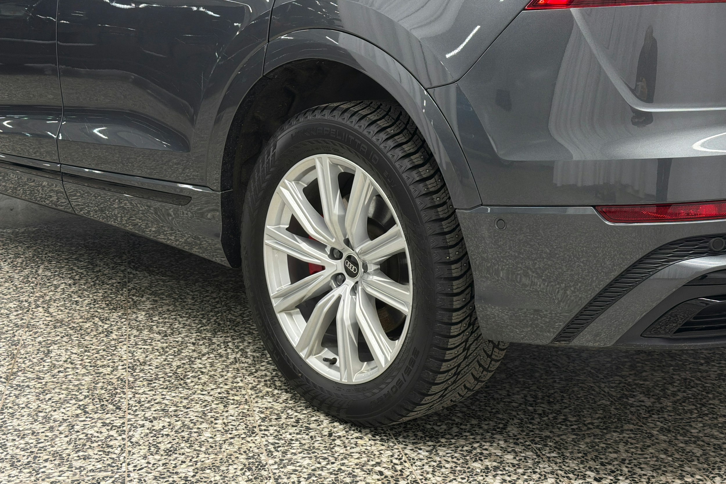 harmaa Audi Q8 2023 kuva 13.