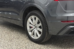 harmaa Audi Q8 2023 kuva 13.