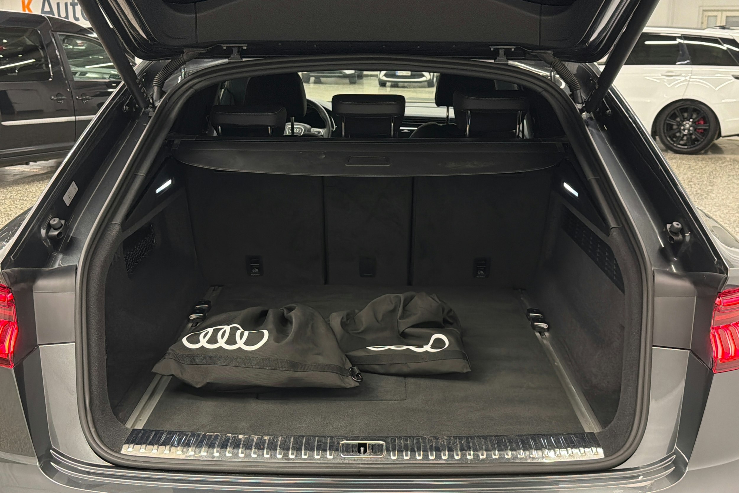 harmaa Audi Q8 2023 kuva 14.