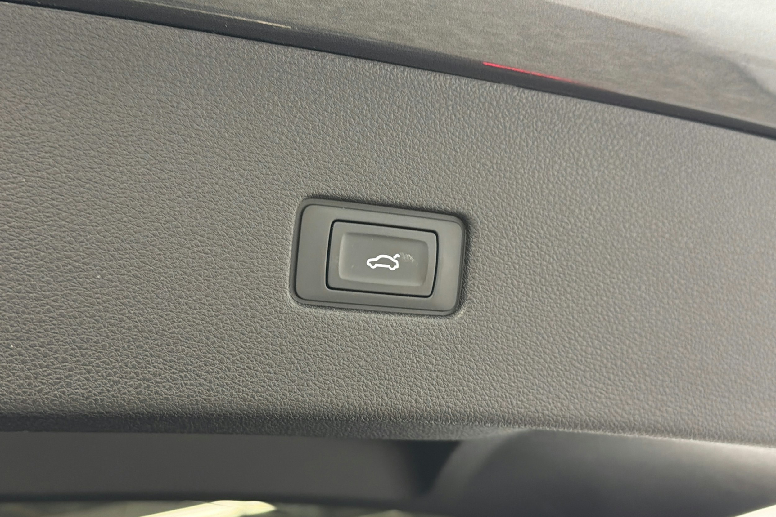 harmaa Audi Q8 2023 kuva 15.