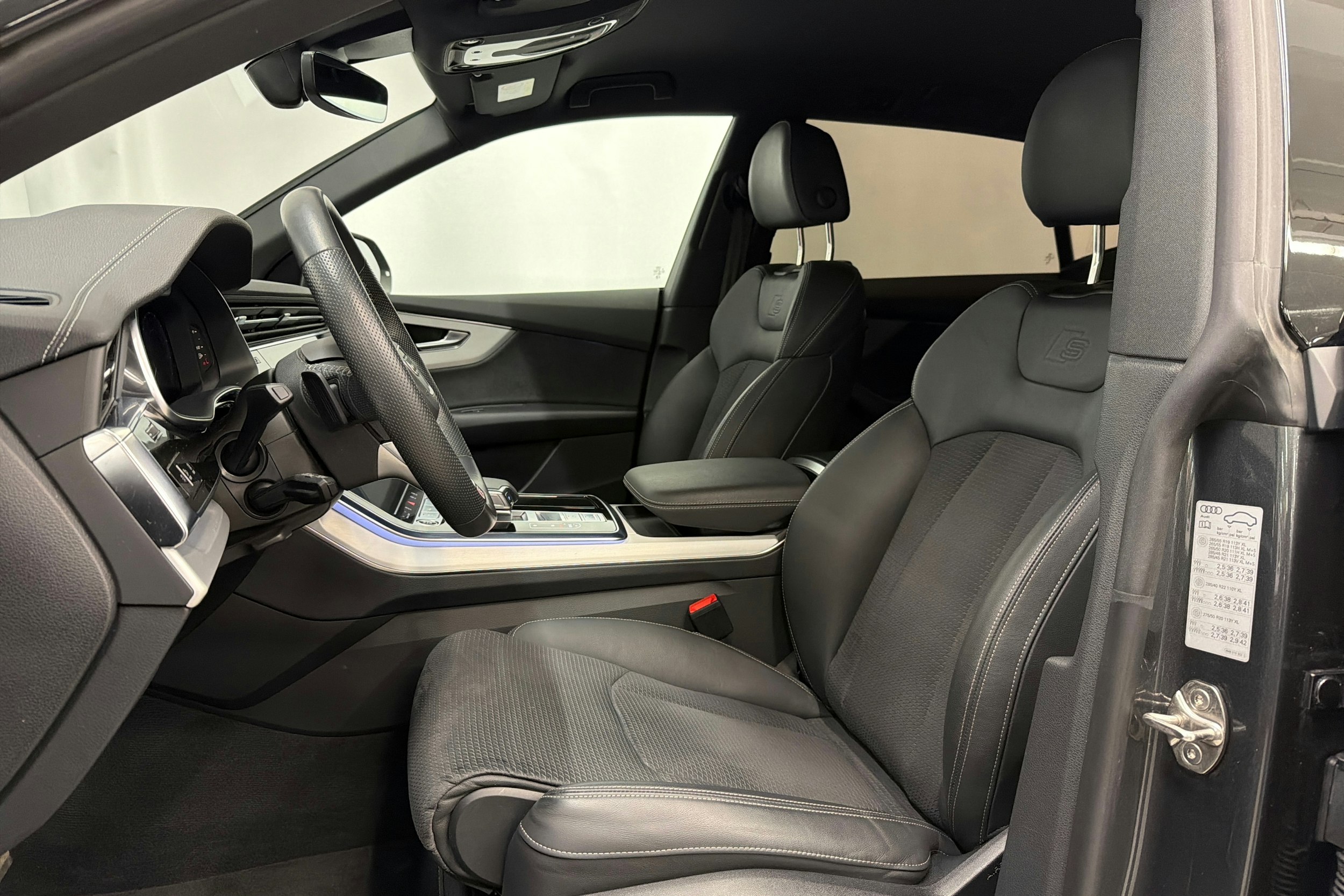 harmaa Audi Q8 2023 kuva 17.