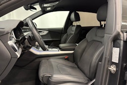 harmaa Audi Q8 2023 kuva 17.