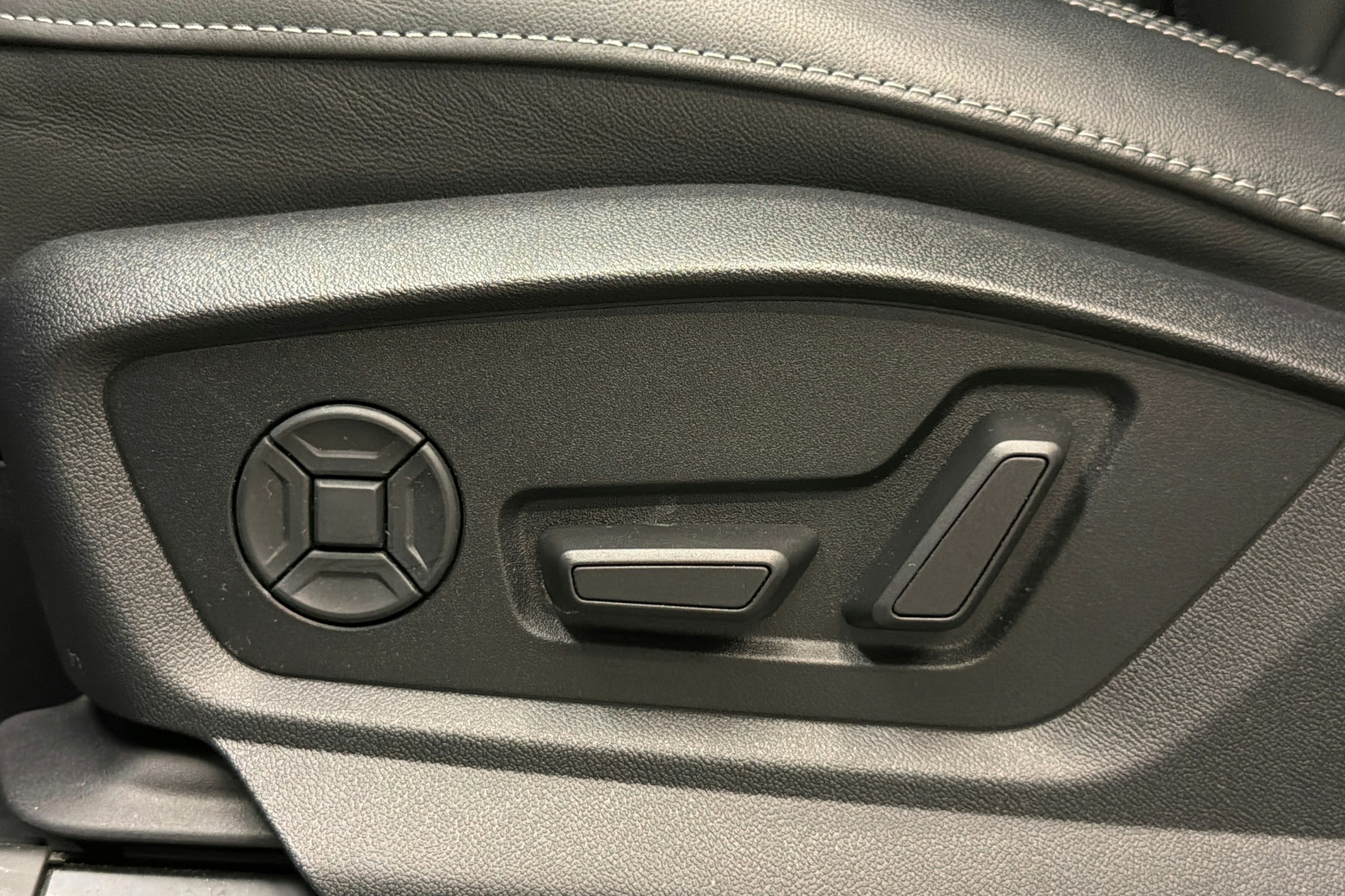 harmaa Audi Q8 2023 kuva 18.