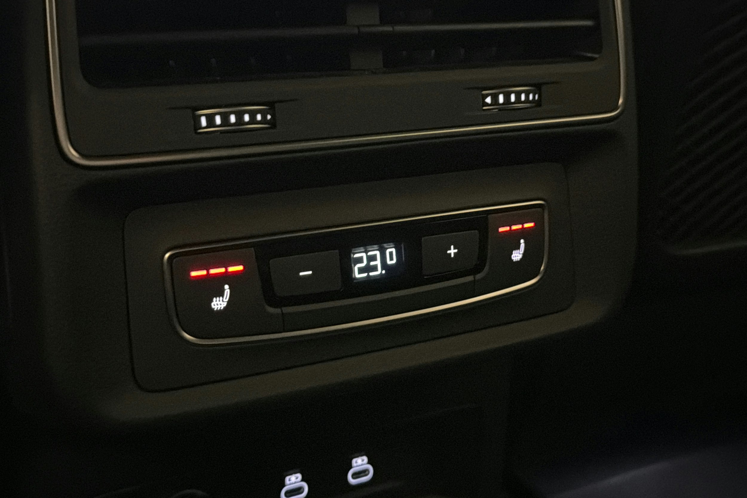 harmaa Audi Q8 2023 kuva 19.