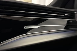 harmaa Audi Q8 2023 kuva 20.