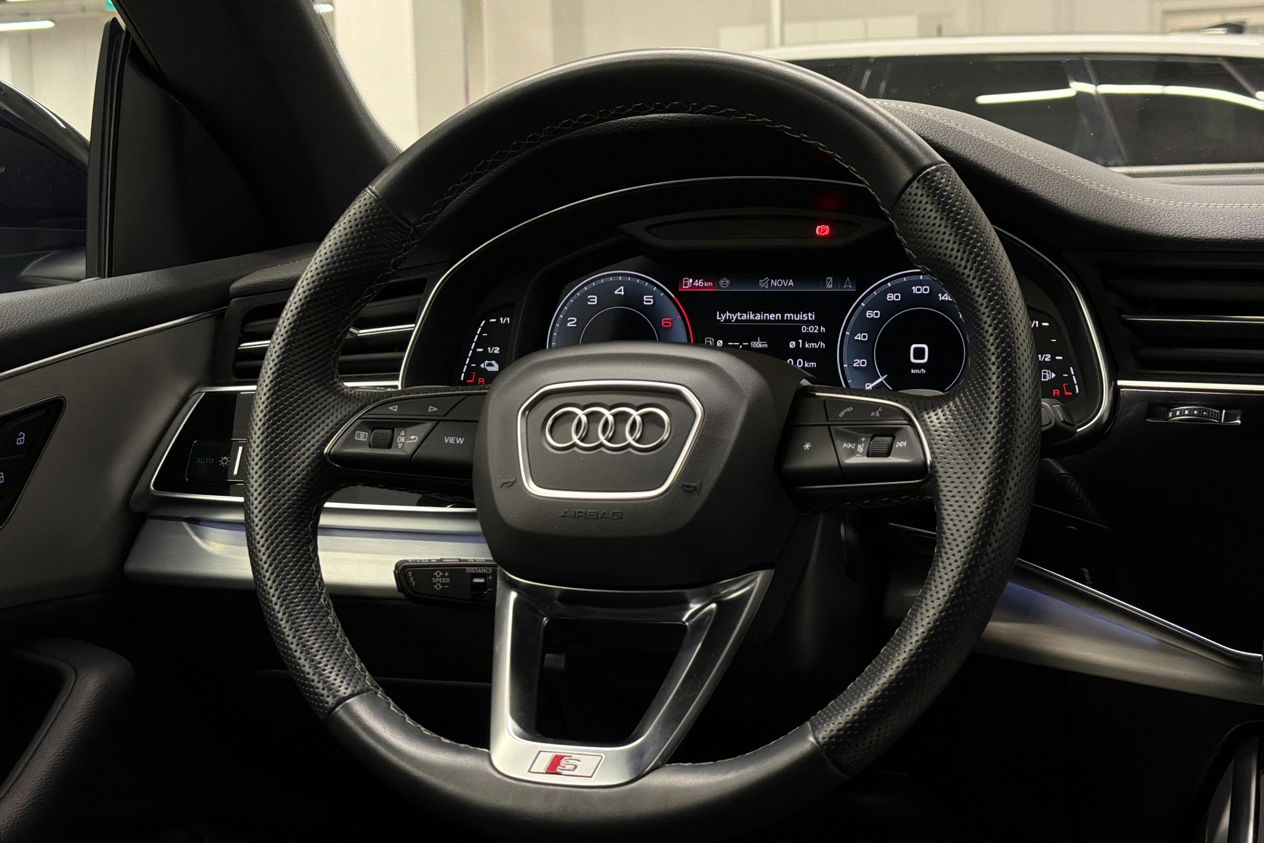 harmaa Audi Q8 2023 kuva 21.