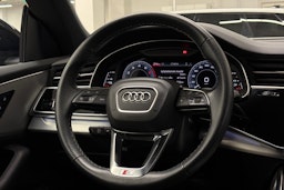 harmaa Audi Q8 2023 kuva 21.