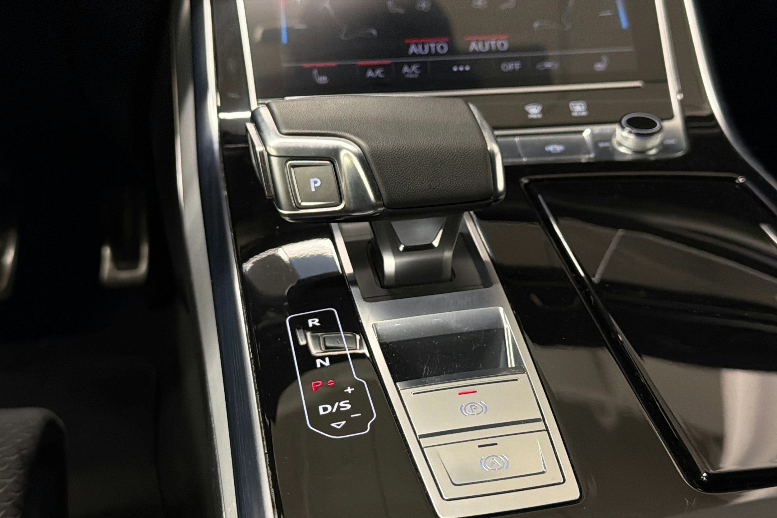 harmaa Audi Q8 2023 kuva 22.