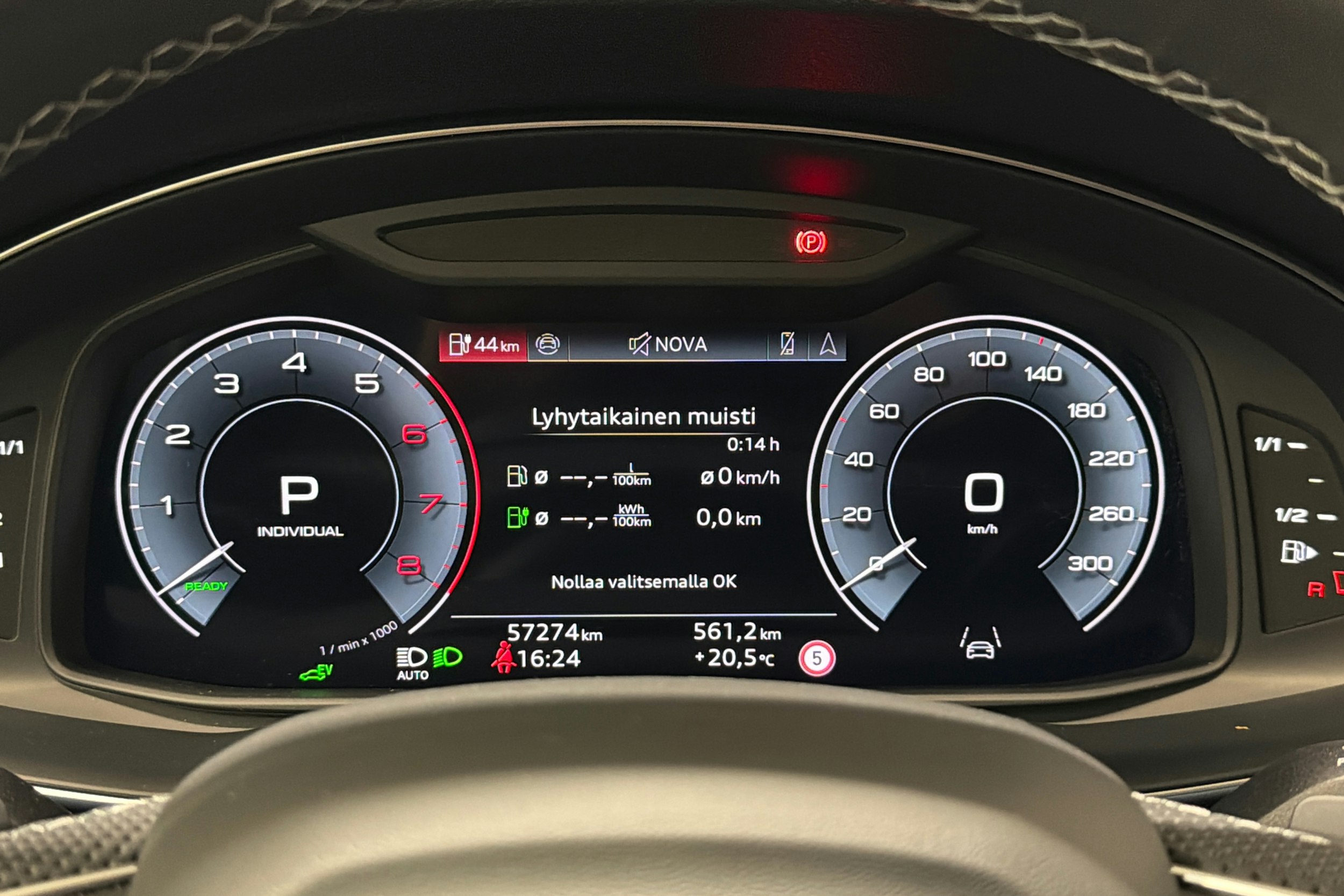 harmaa Audi Q8 2023 kuva 23.