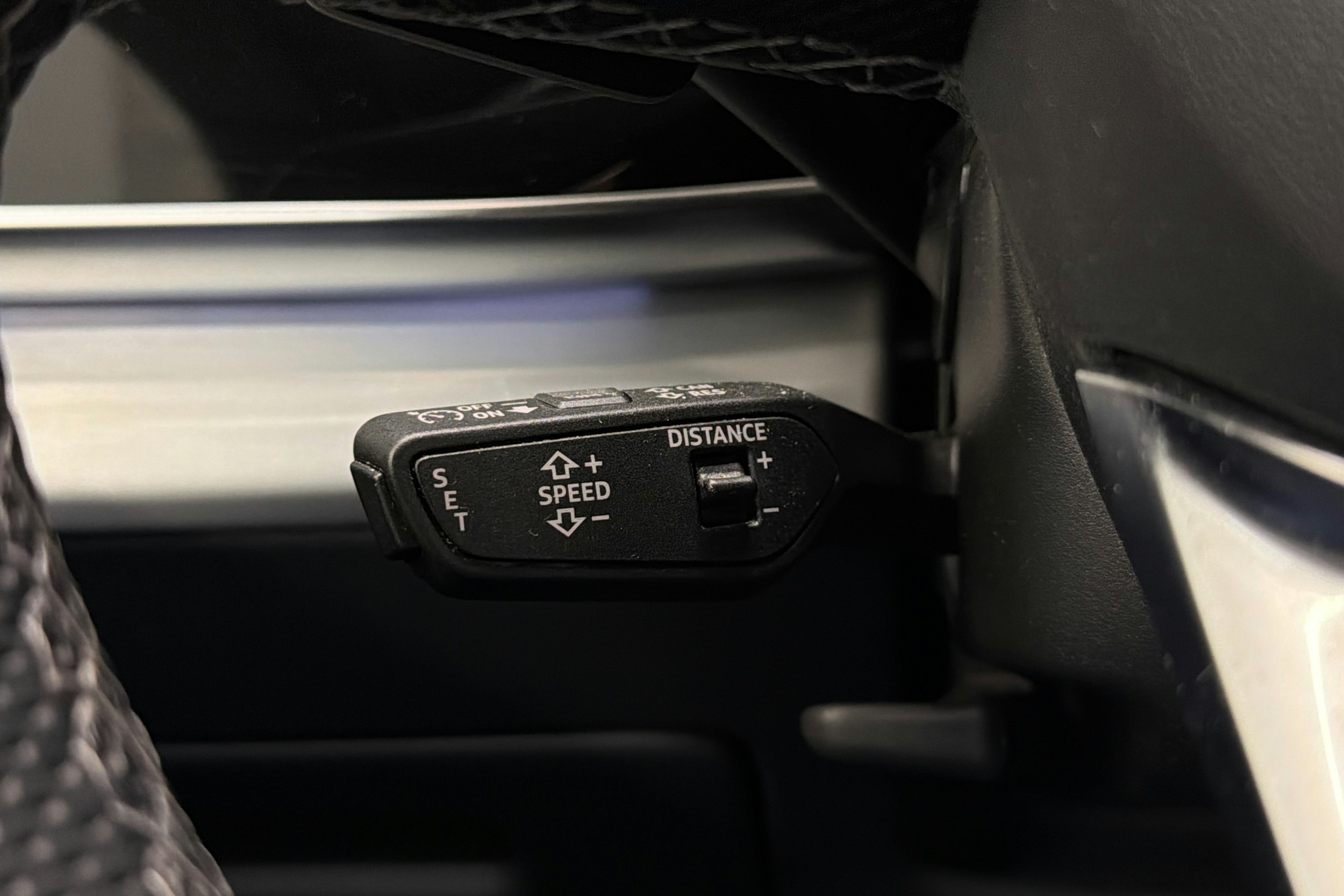 harmaa Audi Q8 2023 kuva 26.