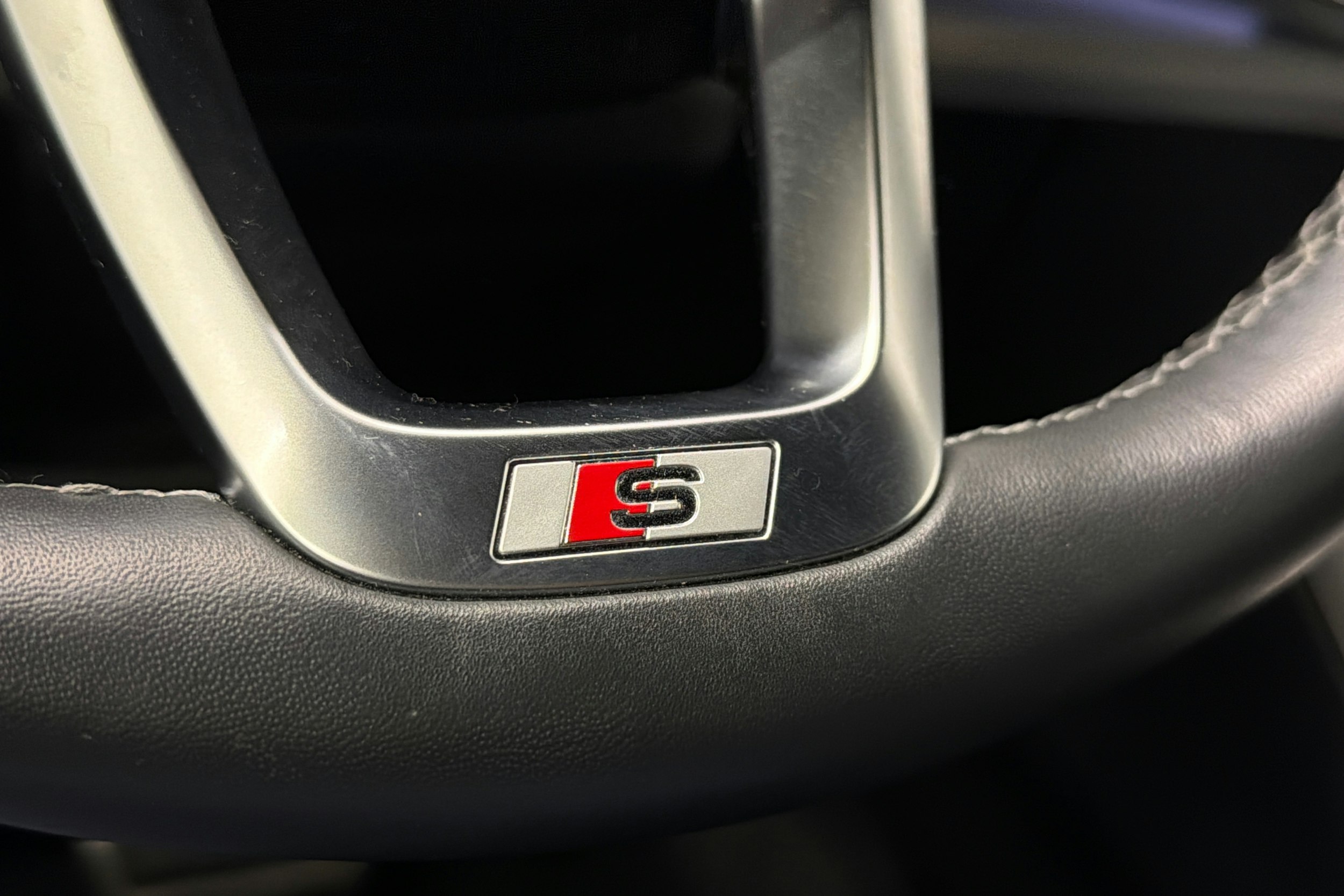 harmaa Audi Q8 2023 kuva 27.