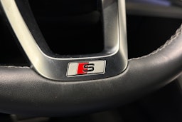 harmaa Audi Q8 2023 kuva 27.