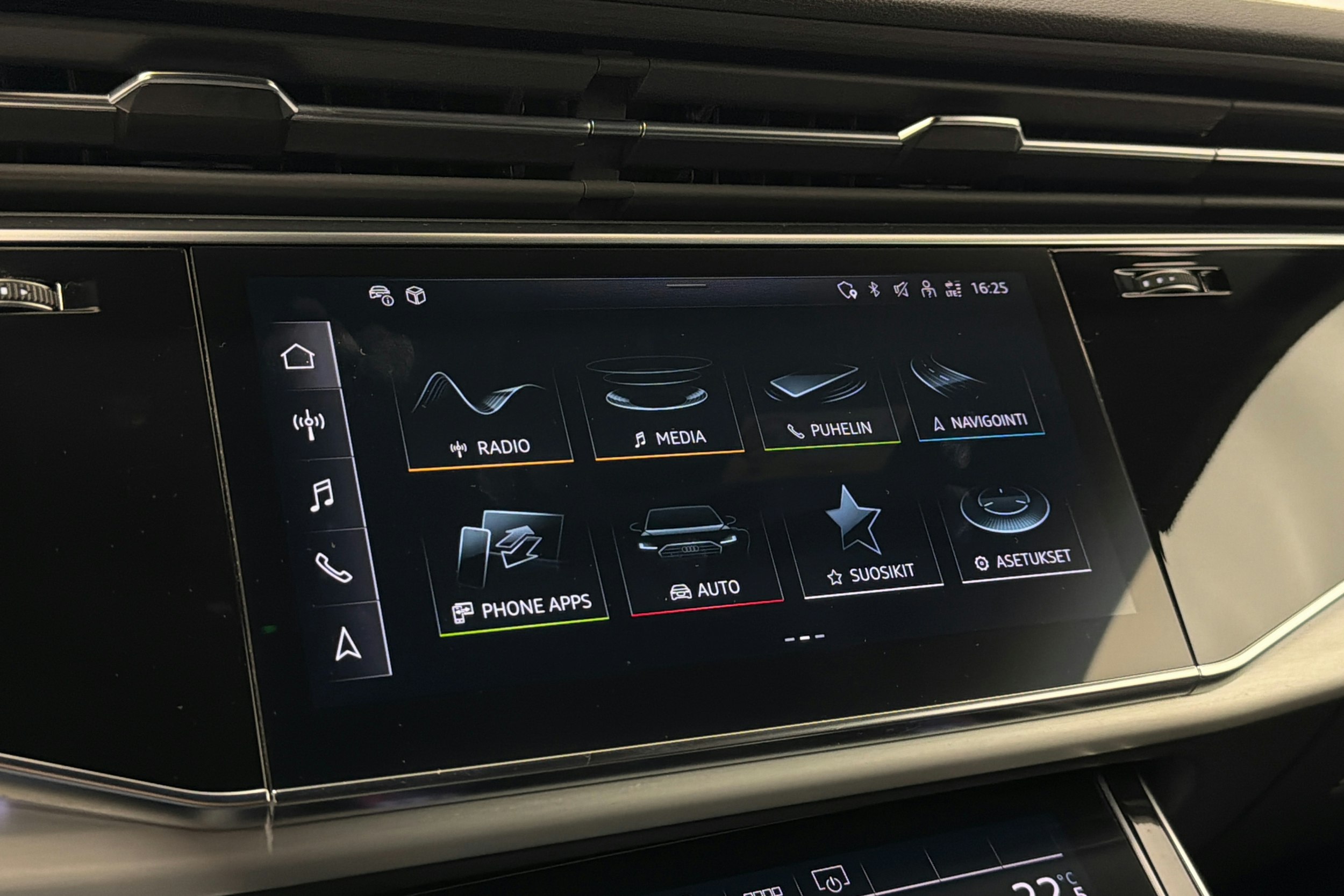 harmaa Audi Q8 2023 kuva 29.