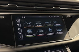 harmaa Audi Q8 2023 kuva 29.