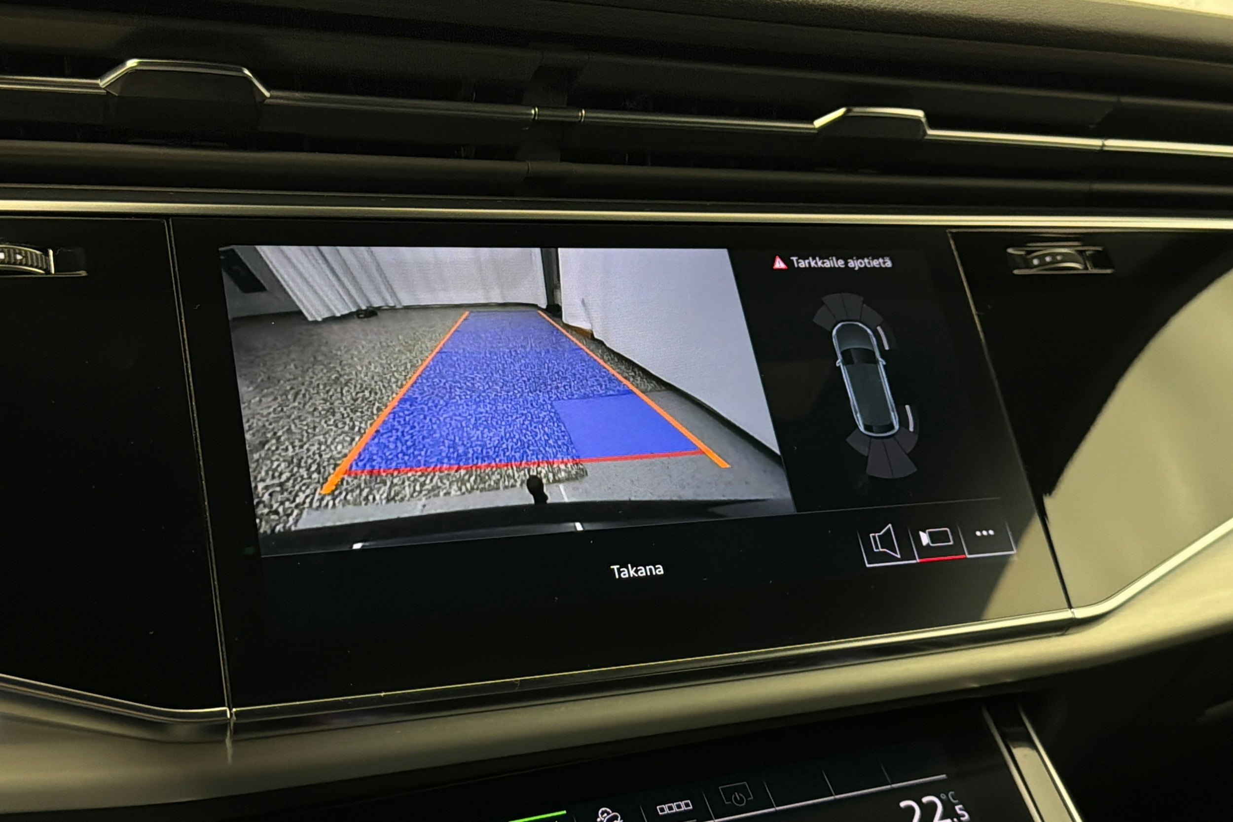 harmaa Audi Q8 2023 kuva 30.