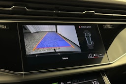 harmaa Audi Q8 2023 kuva 30.