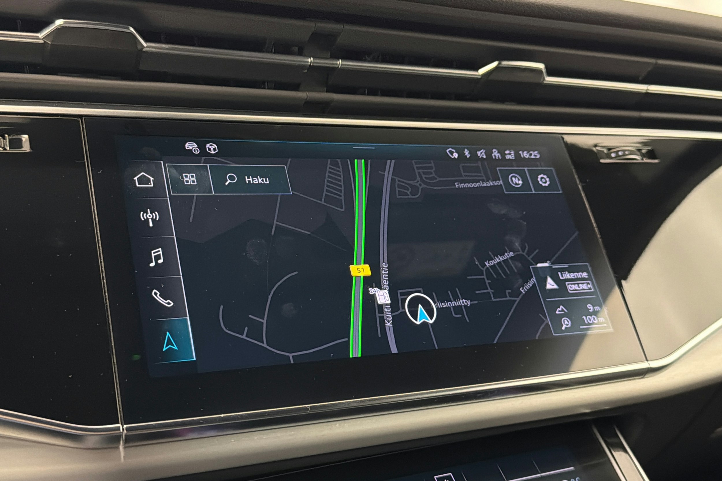 harmaa Audi Q8 2023 kuva 32.