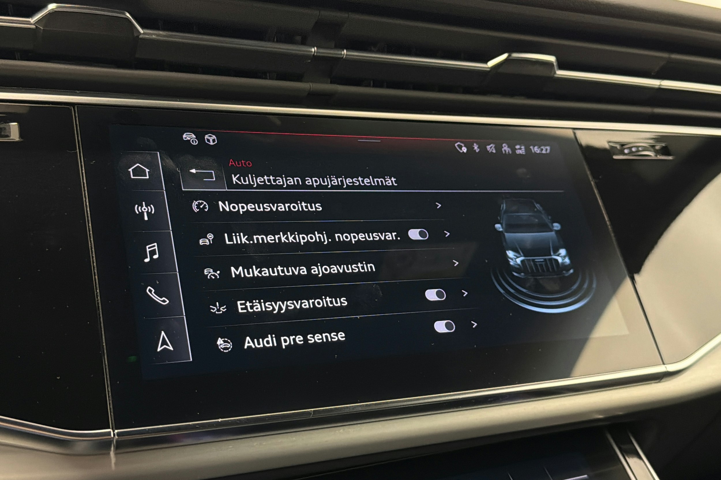 harmaa Audi Q8 2023 kuva 36.