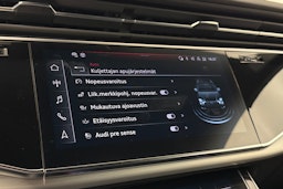 harmaa Audi Q8 2023 kuva 36.