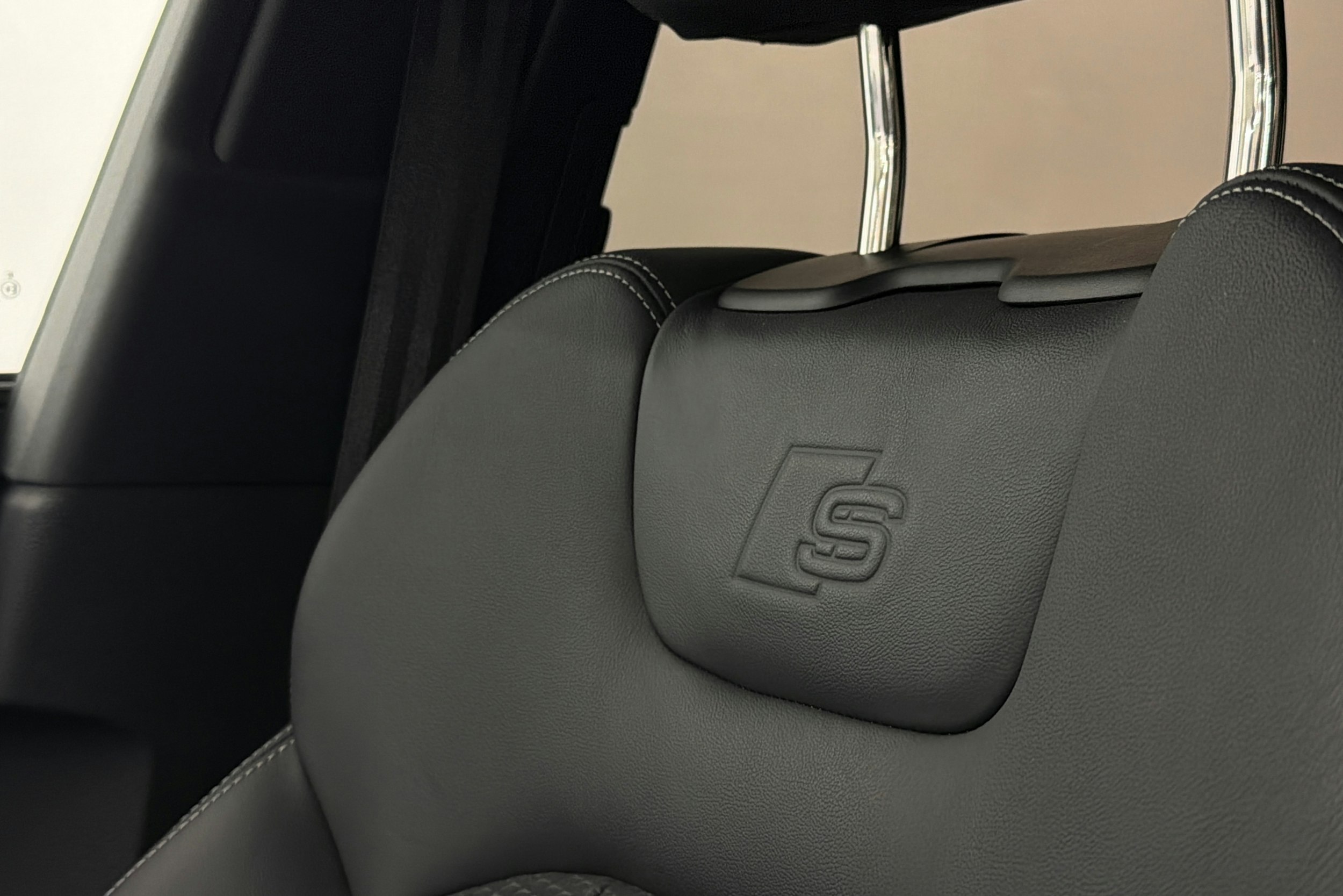 harmaa Audi Q8 2023 kuva 38.