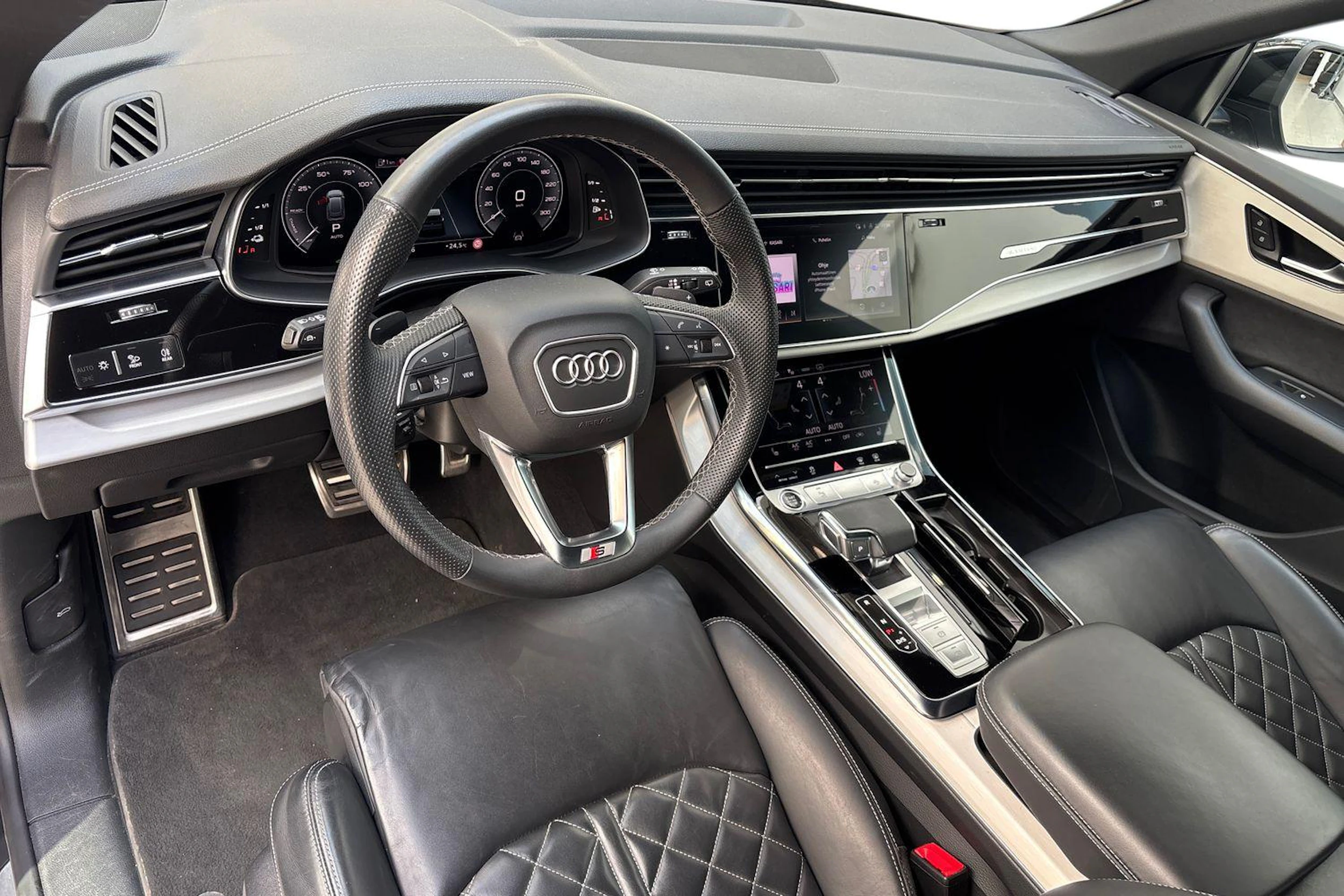 harmaa Audi Q8 2023 kuva 6.