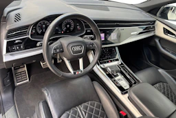 harmaa Audi Q8 2023 kuva 6.