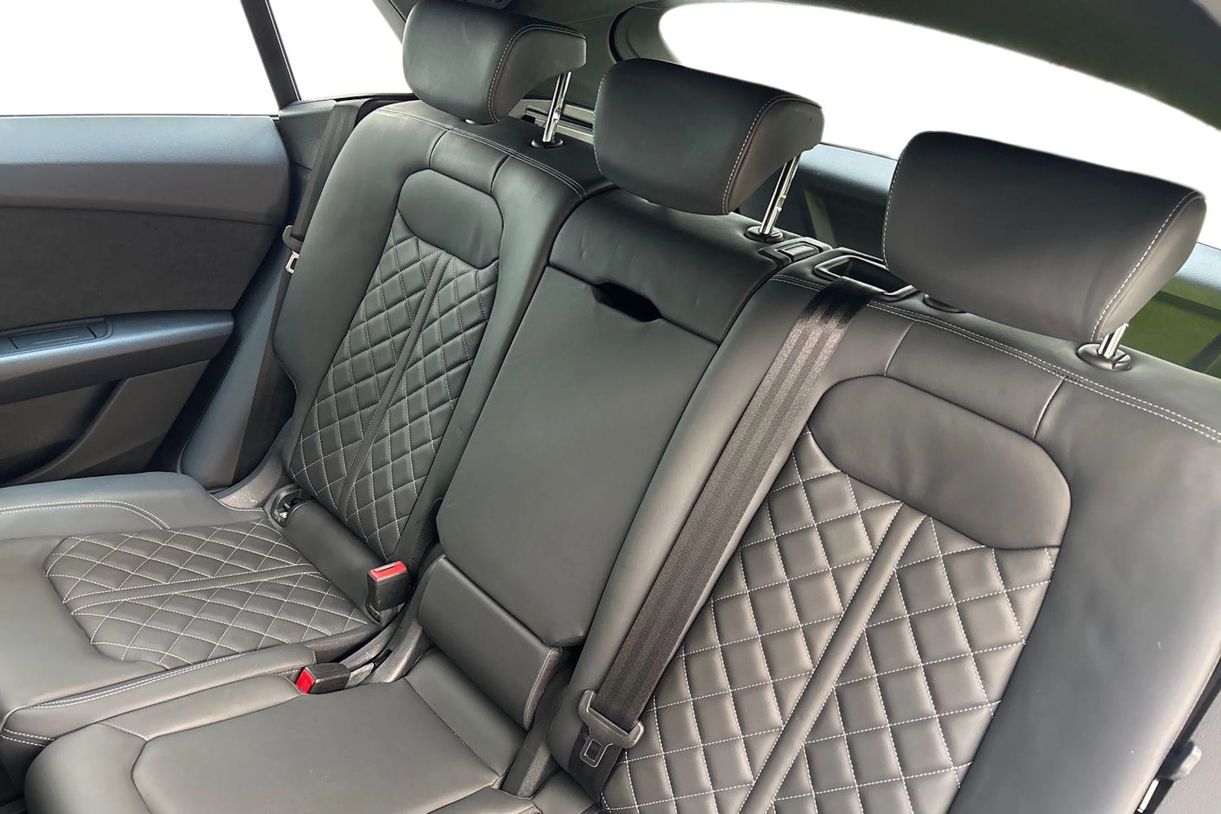 harmaa Audi Q8 2023 kuva 8.