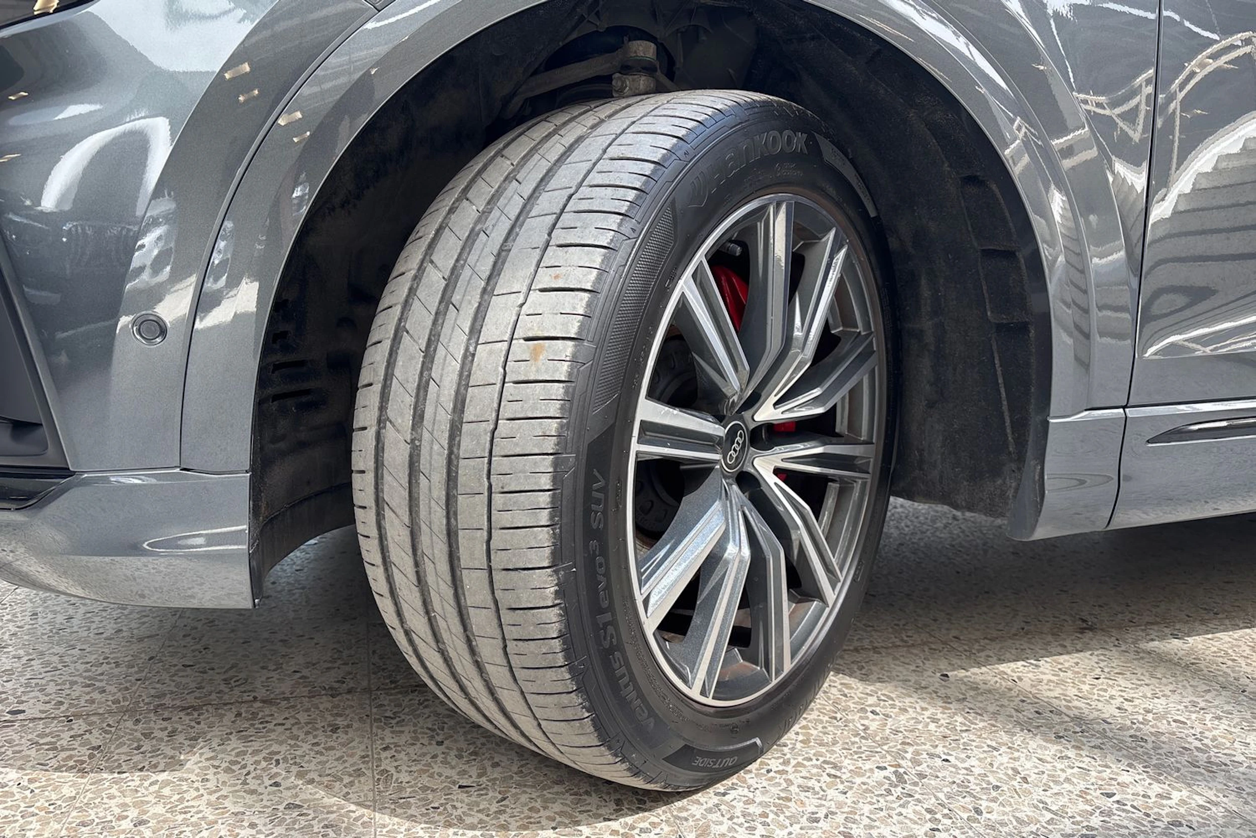 harmaa Audi Q8 2023 kuva 10.