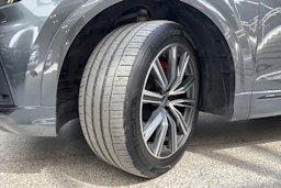 harmaa Audi Q8 2023 kuva 10.