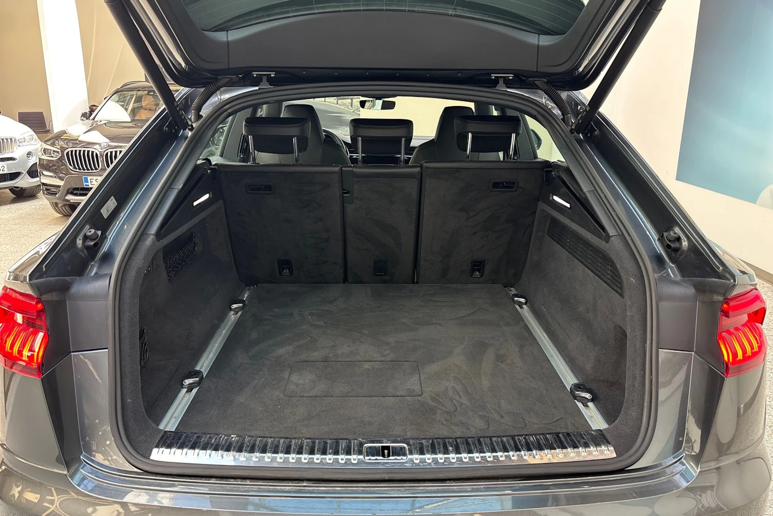 harmaa Audi Q8 2023 kuva 11.
