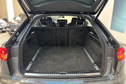 harmaa Audi Q8 2023 kuva 11.
