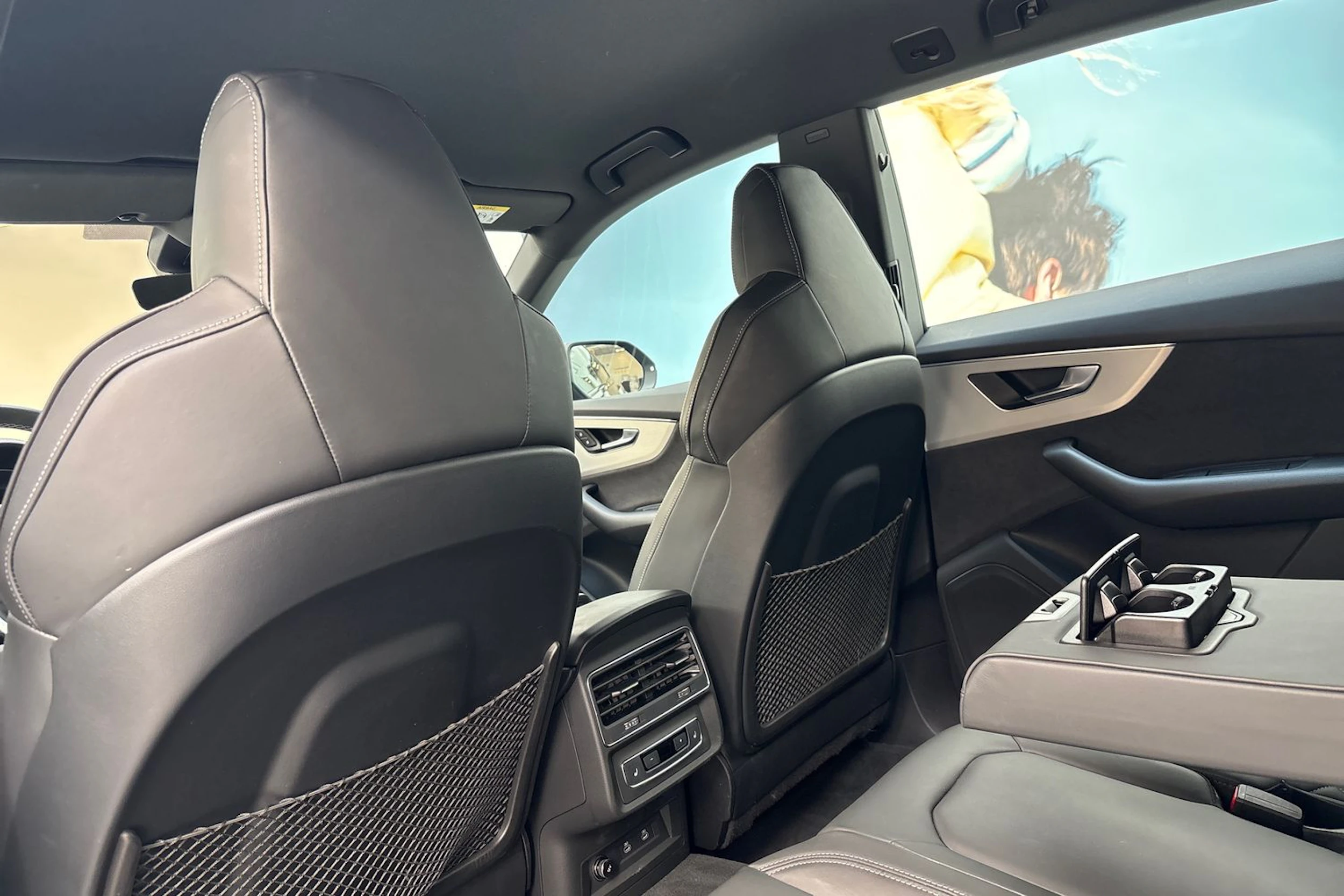 harmaa Audi Q8 2023 kuva 14.