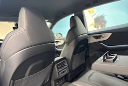 harmaa Audi Q8 2023 kuva 14.