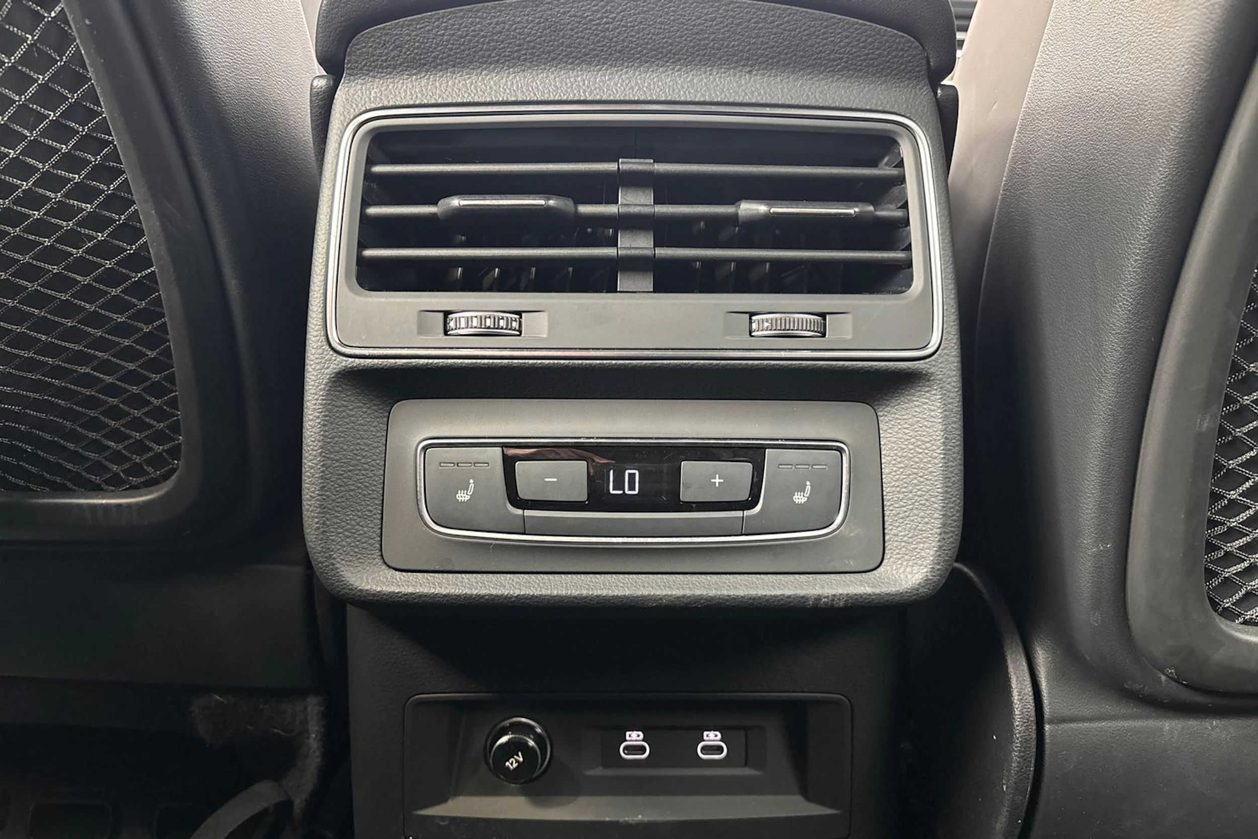 harmaa Audi Q8 2023 kuva 15.