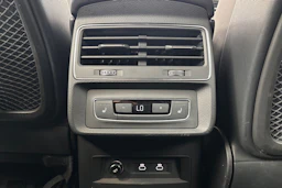 harmaa Audi Q8 2023 kuva 15.