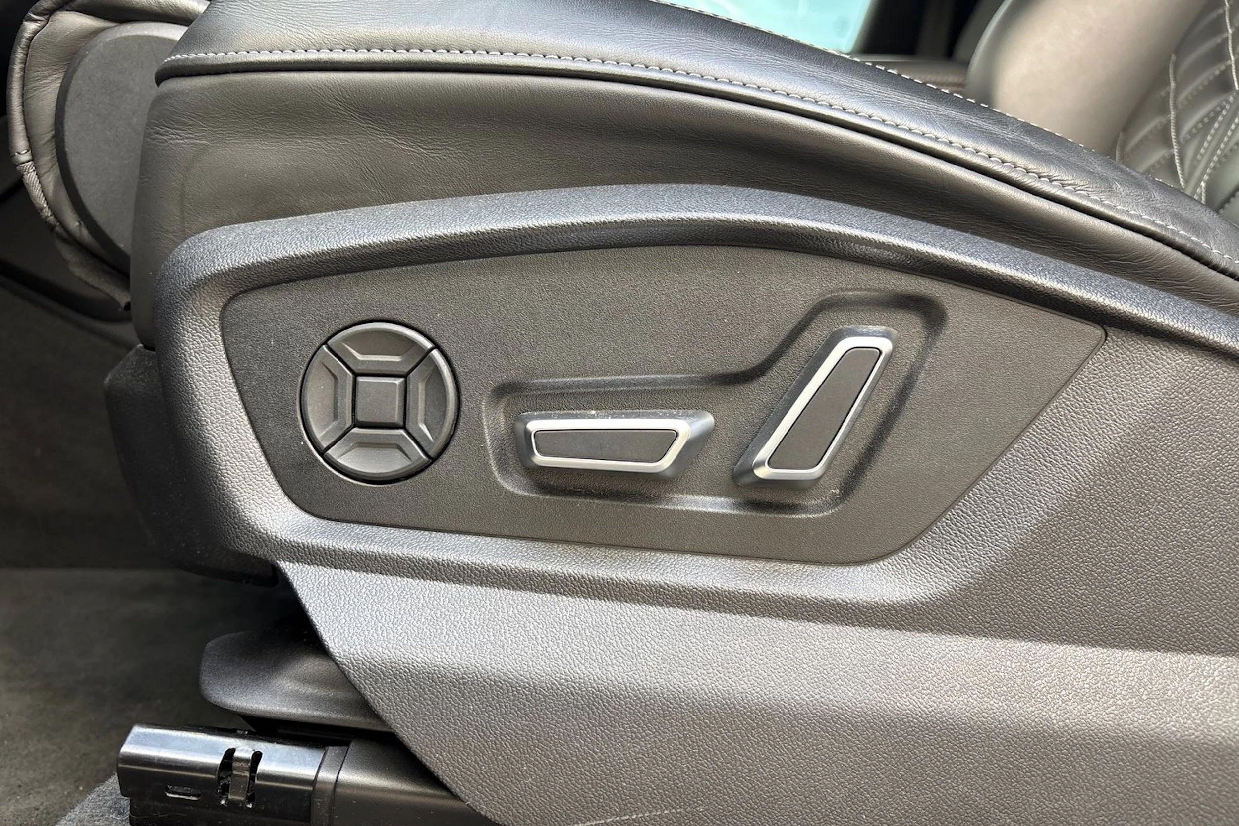 harmaa Audi Q8 2023 kuva 16.