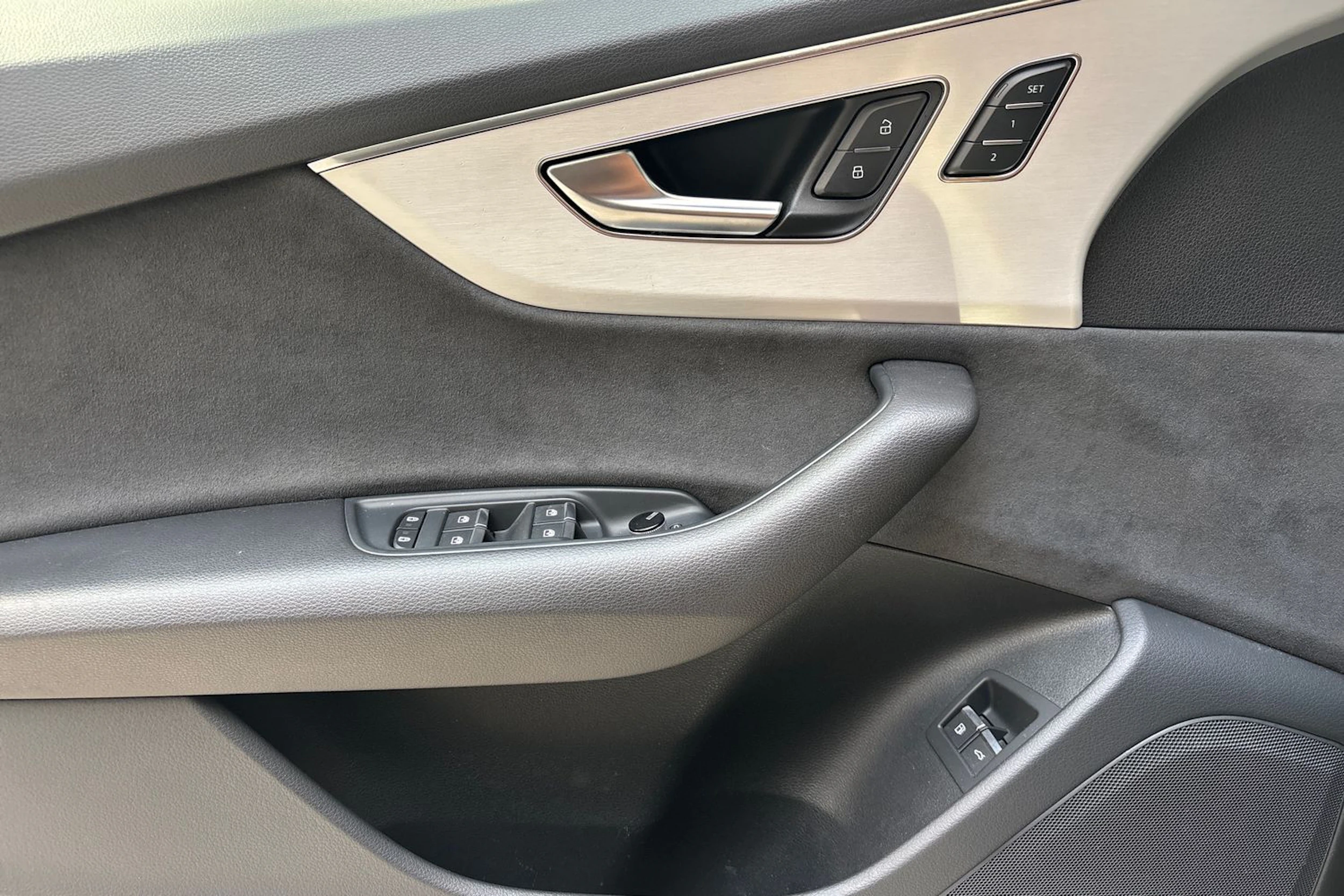 harmaa Audi Q8 2023 kuva 17.