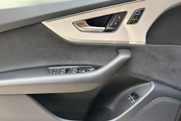 harmaa Audi Q8 2023 kuva 17.
