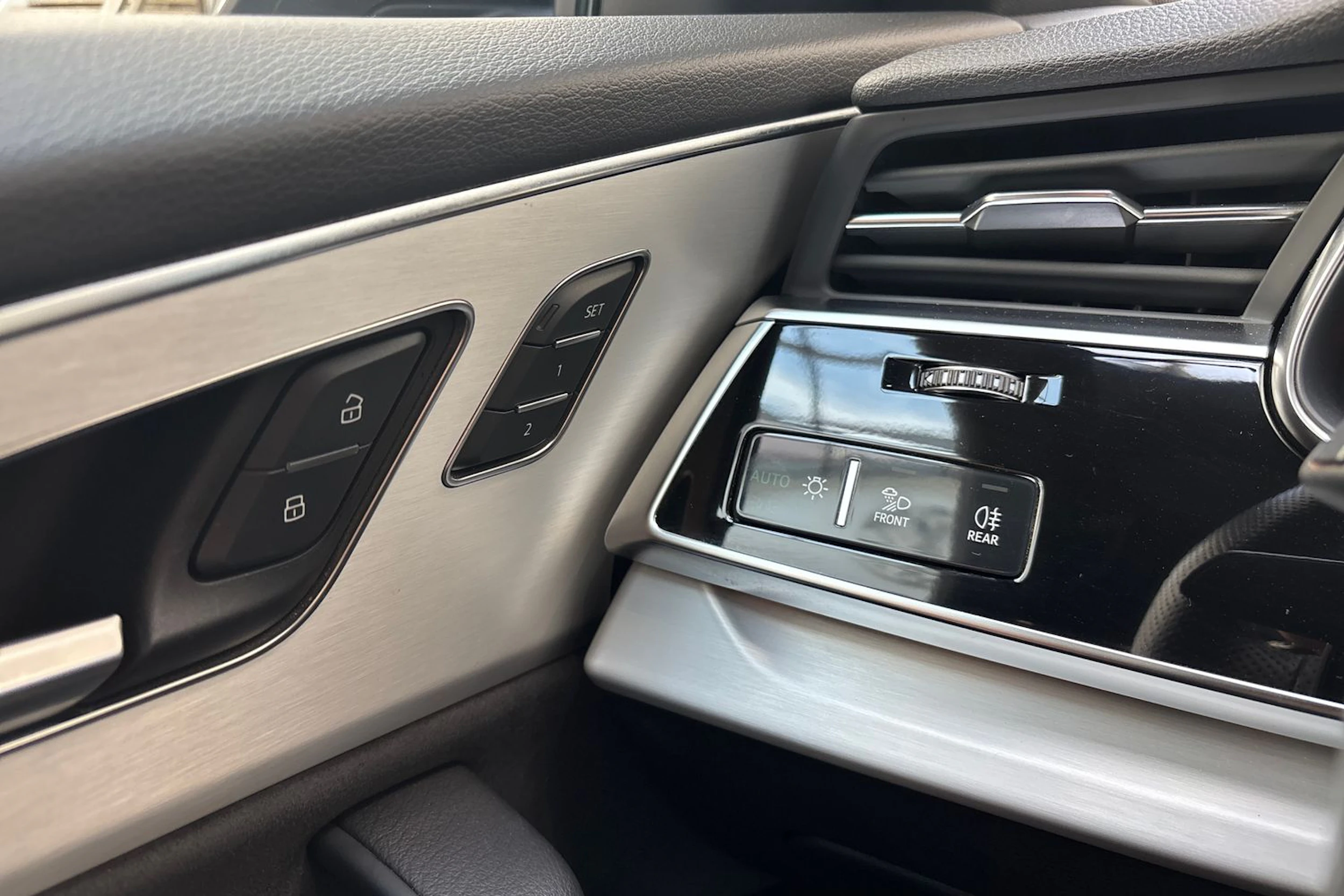harmaa Audi Q8 2023 kuva 18.