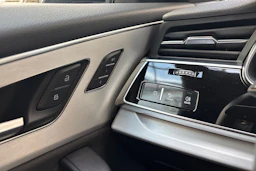 harmaa Audi Q8 2023 kuva 18.