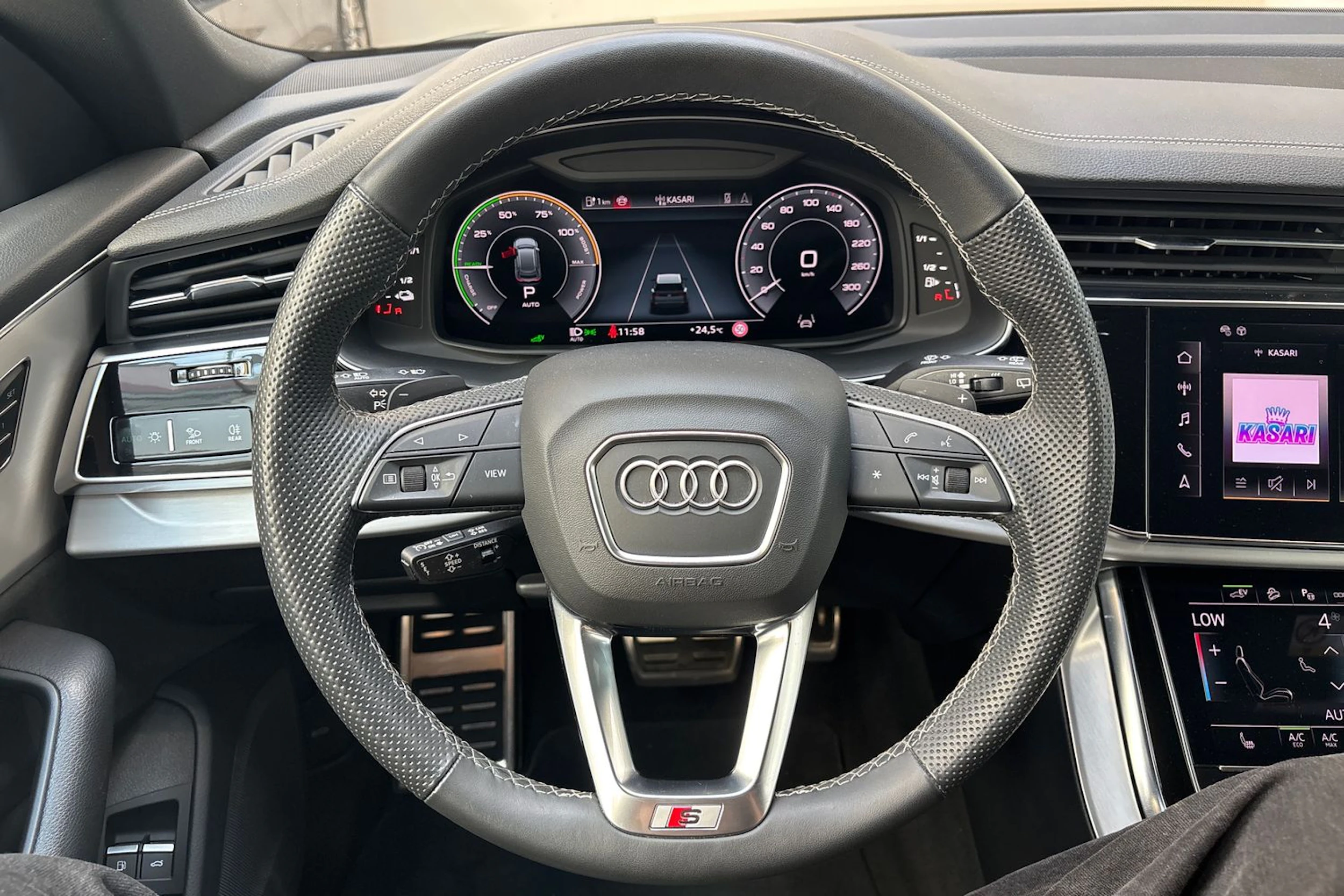 harmaa Audi Q8 2023 kuva 19.