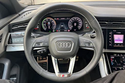 harmaa Audi Q8 2023 kuva 19.