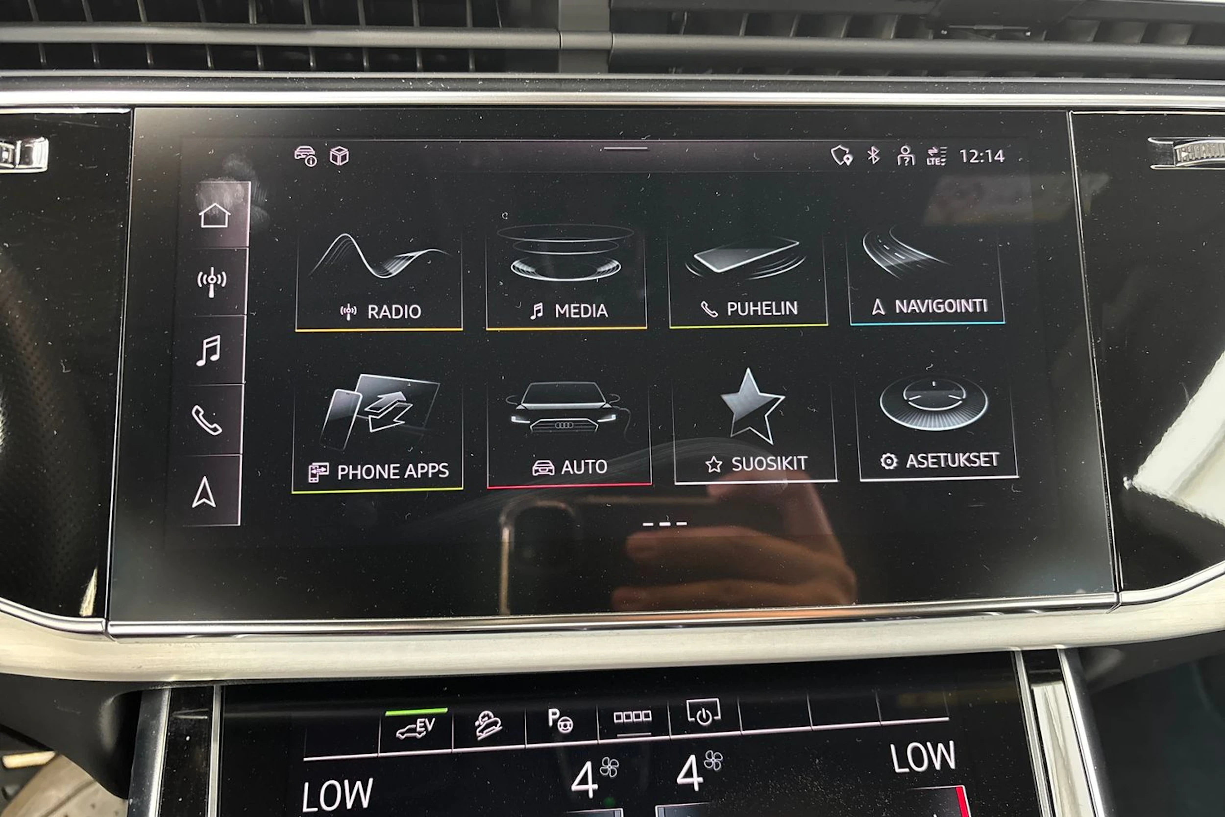 harmaa Audi Q8 2023 kuva 21.
